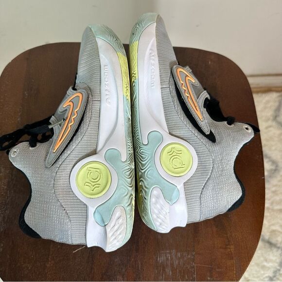 Nike Gray and Black Sneakers with Modern Design - Picture 3 of 7